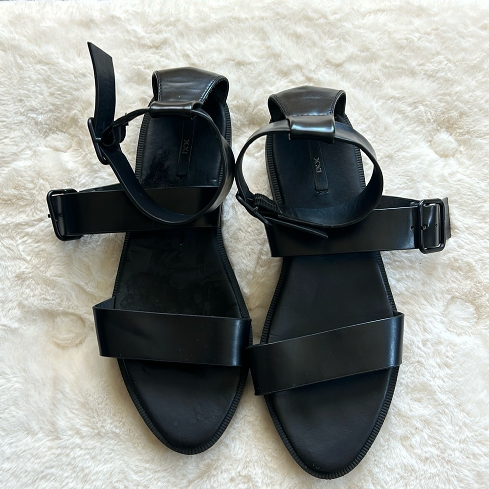 😊 Forever 21 Black Sandals